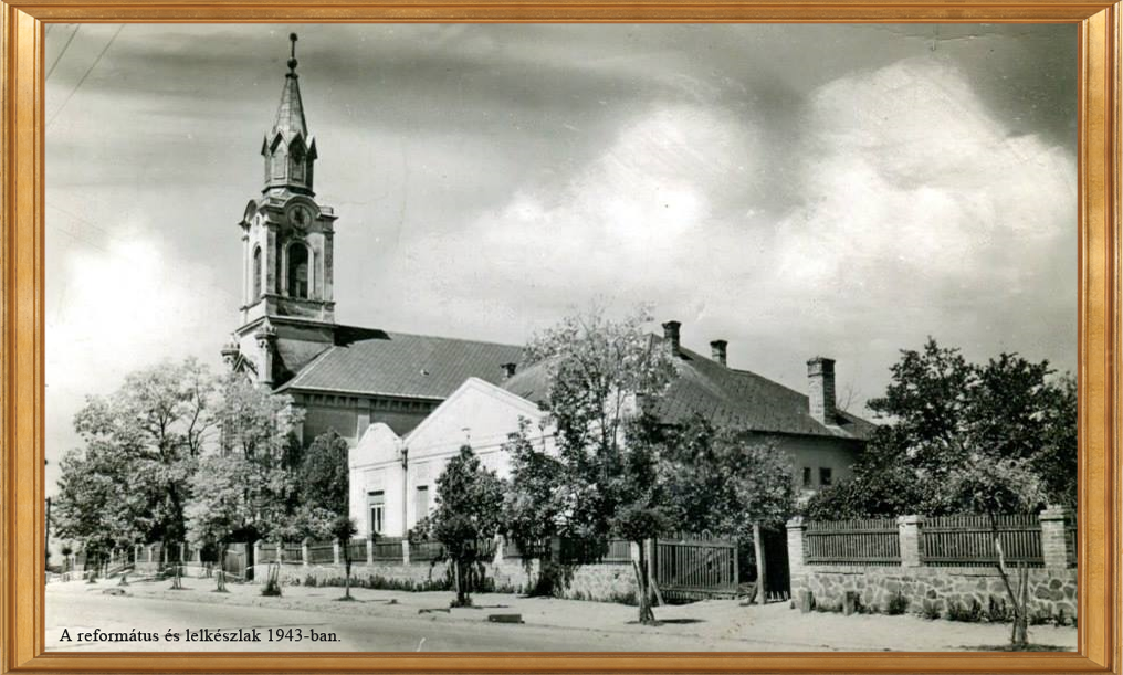 Fénykép a református templomról és a lelkészlakról 1943-ban.